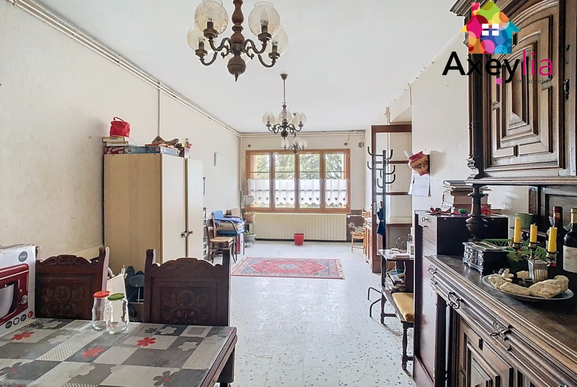 Maison en pierres à rénover au Crozet avec terrain de 3646 m² et dépendance 