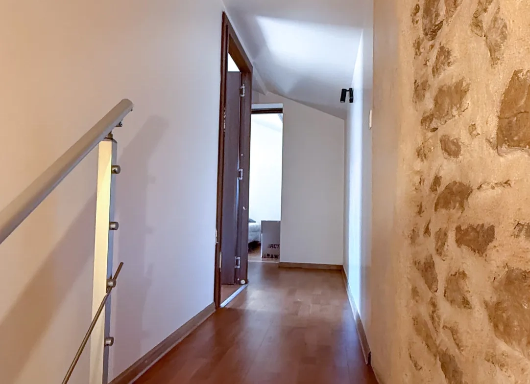 Maison de ville à Orange avec duplex, studio indépendant, terrasse et cour - Opportunité d’investissement 