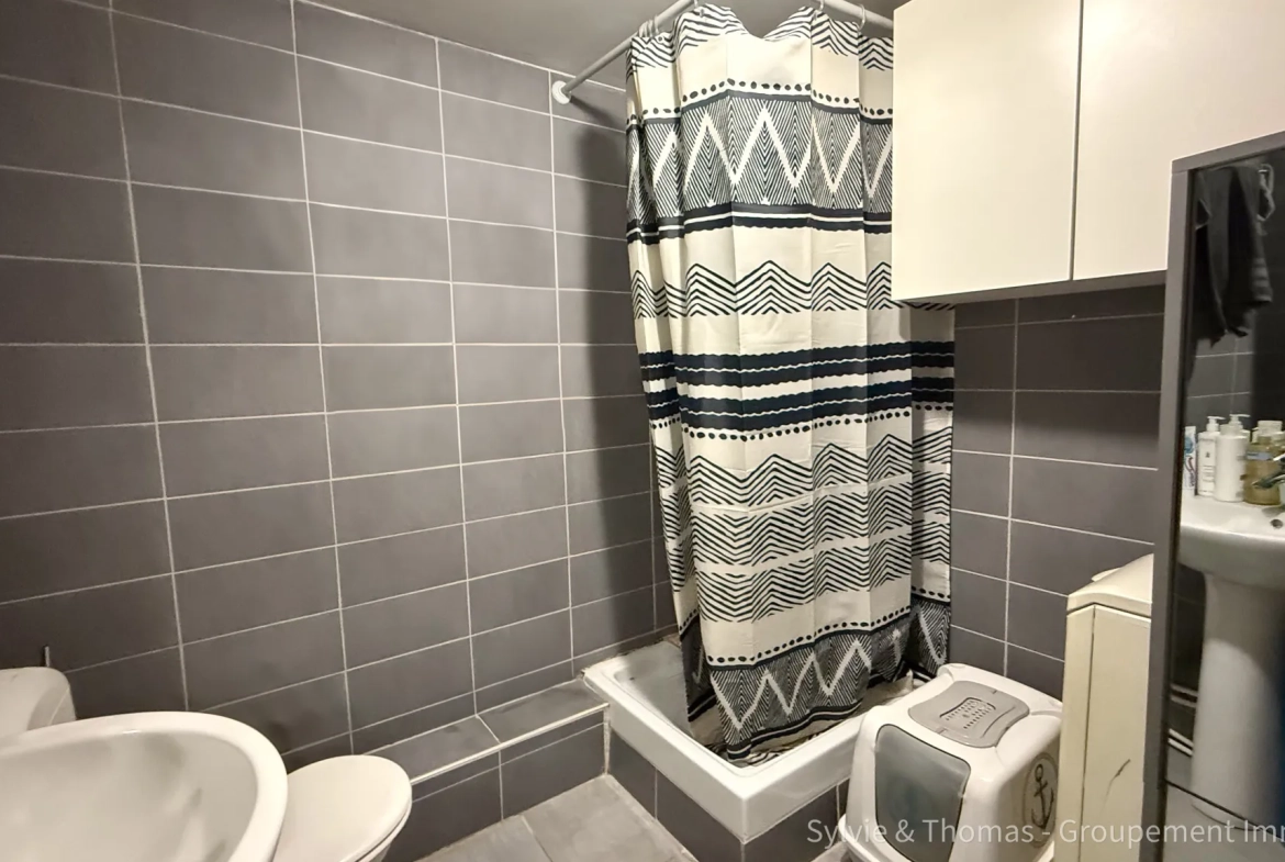 Maison de ville à Orange avec duplex, studio indépendant, terrasse et cour - Opportunité d’investissement 