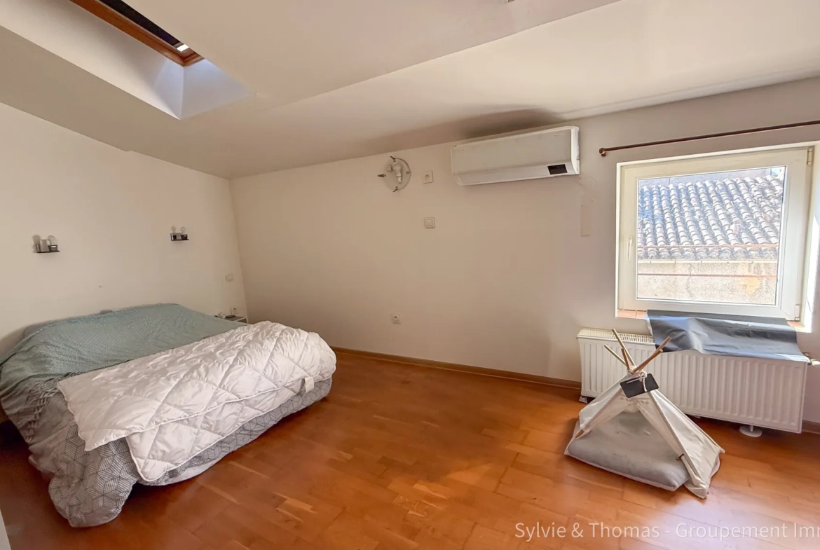 Maison de ville à Orange avec duplex, studio indépendant, terrasse et cour - Opportunité d’investissement 