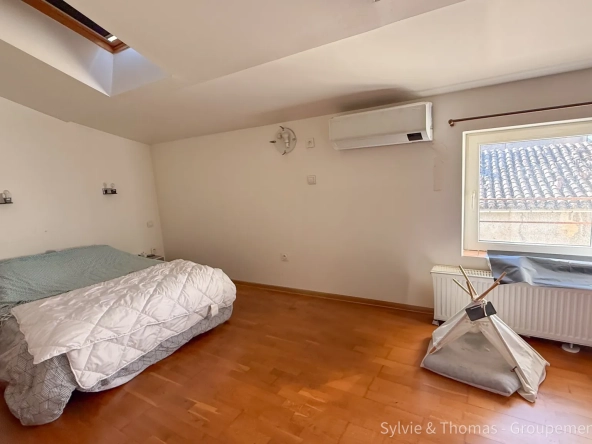 Maison de ville à Orange avec duplex, studio indépendant, terrasse et cour - Opportunité d’investissement 