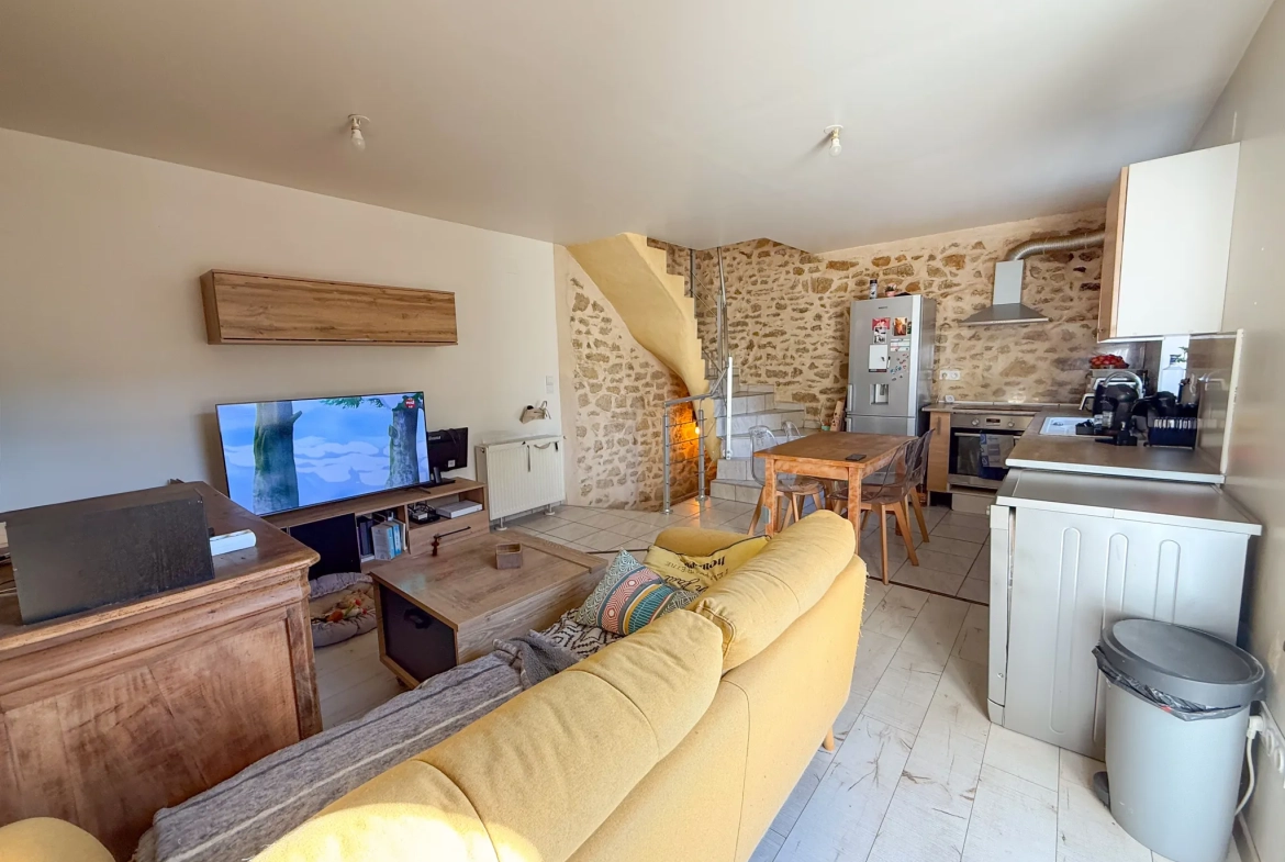 Maison de ville à Orange avec duplex, studio indépendant, terrasse et cour - Opportunité d’investissement 