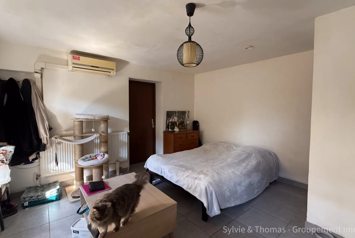 Maison de ville à Orange avec duplex, studio indépendant, terrasse et cour - Opportunité d’investissement 