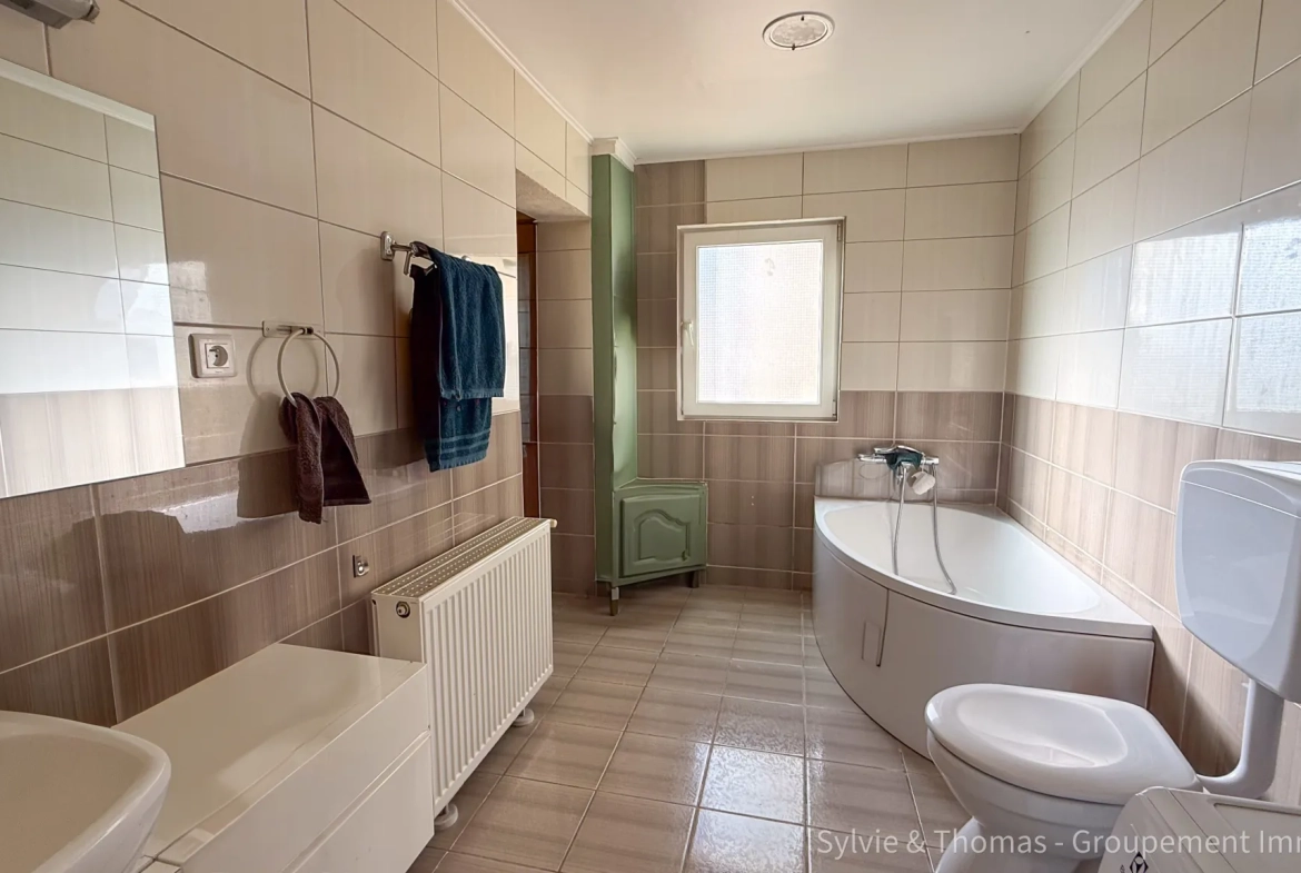 Maison de ville à Orange avec duplex, studio indépendant, terrasse et cour - Opportunité d’investissement 