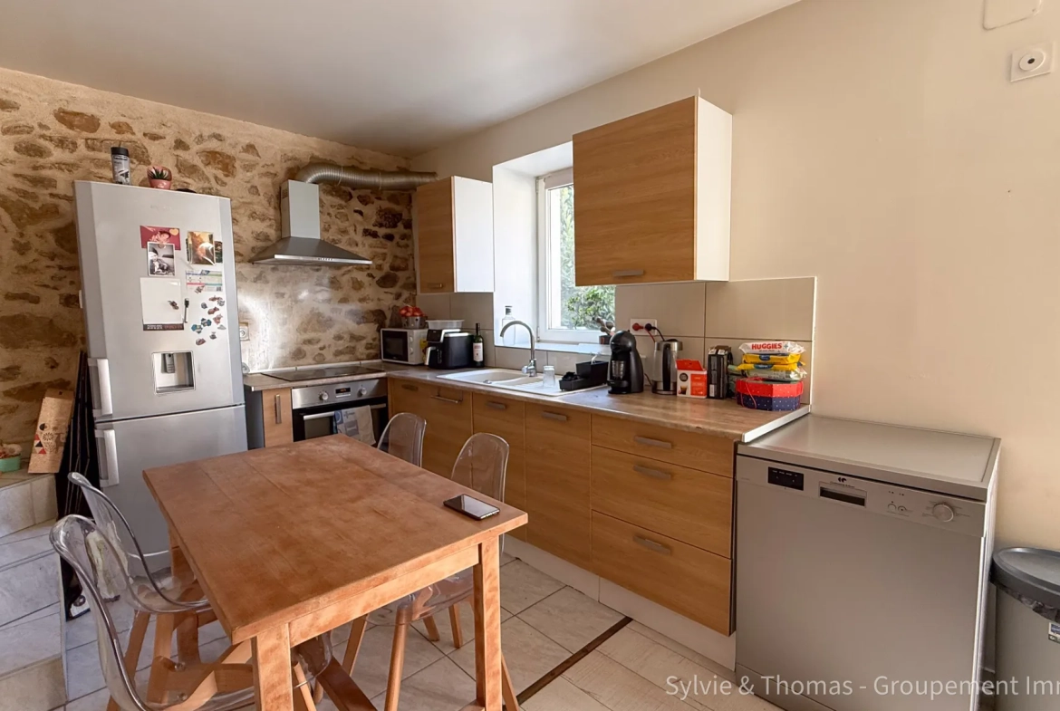 Maison de ville à Orange avec duplex, studio indépendant, terrasse et cour - Opportunité d’investissement 