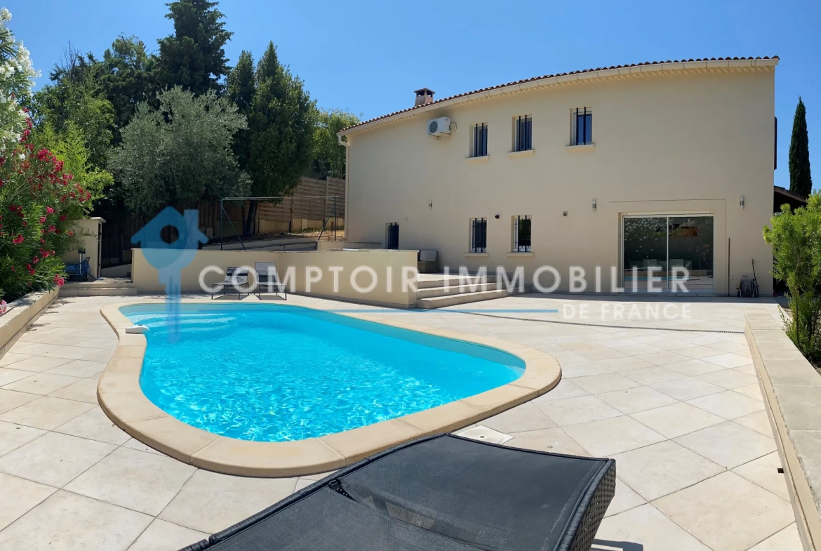 Villa traditionnelle de 125 m² avec piscine chauffée à Montfrin, proche du Pont du Gard 