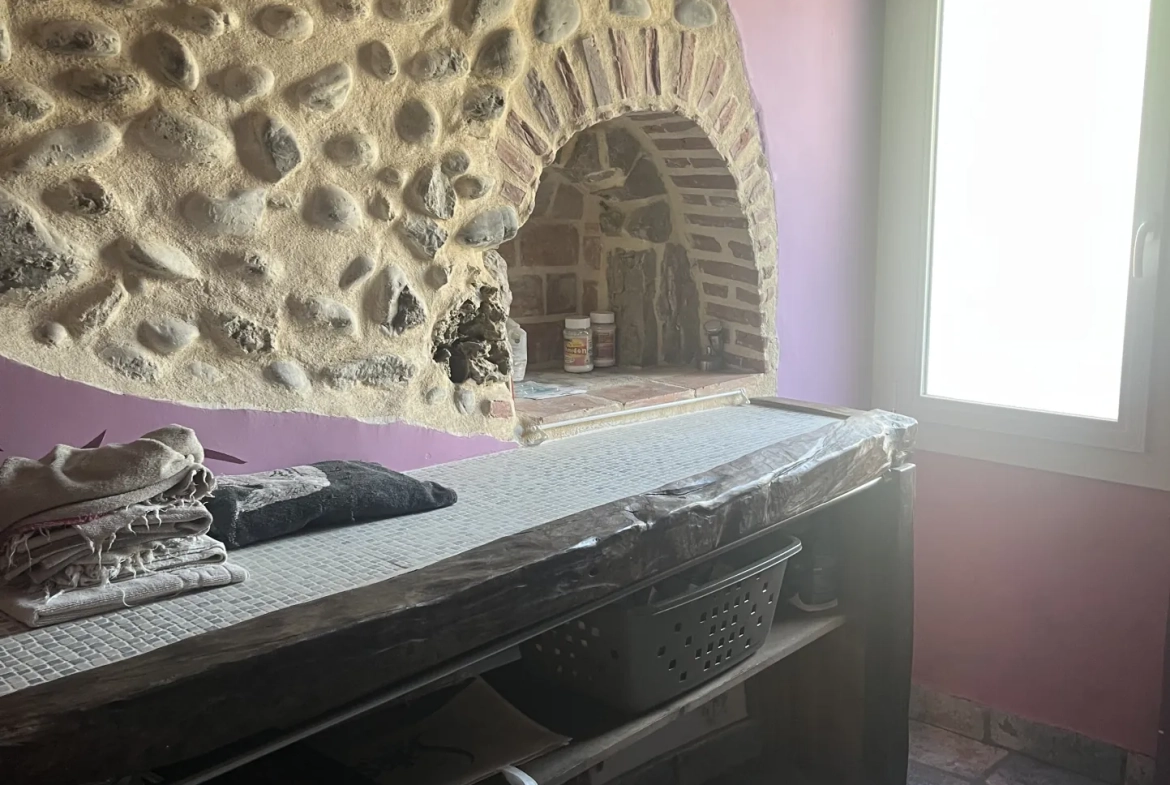 Maison atypique avec maisonnette T2, piscine et grand espace extérieur à Bidache 