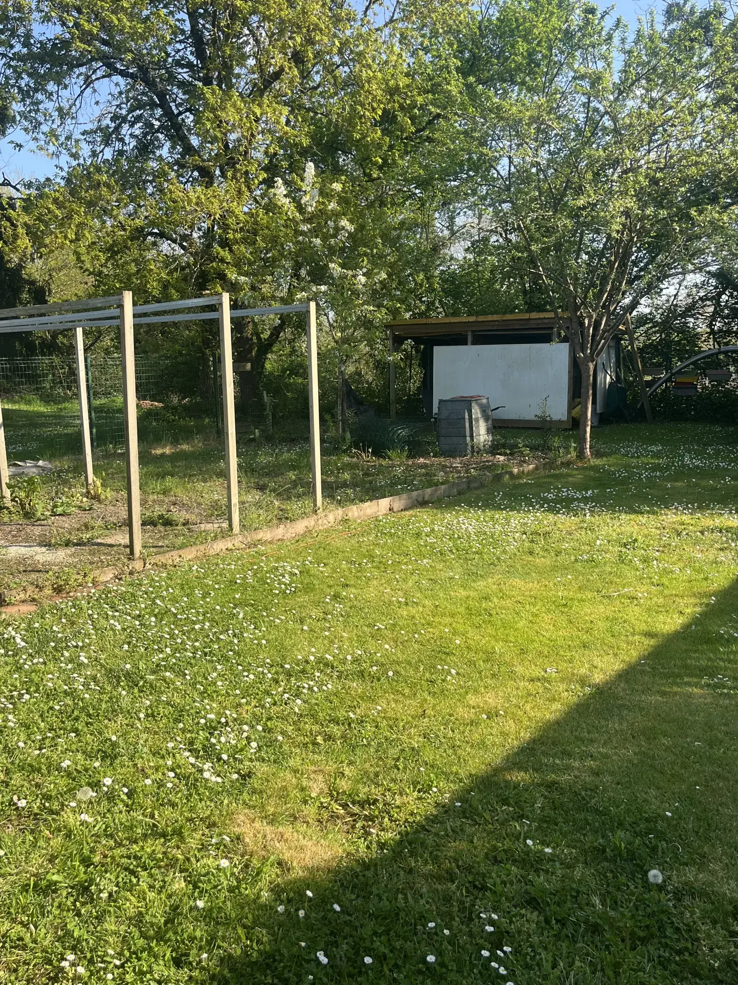 Maison atypique avec maisonnette T2, piscine et grand espace extérieur à Bidache 