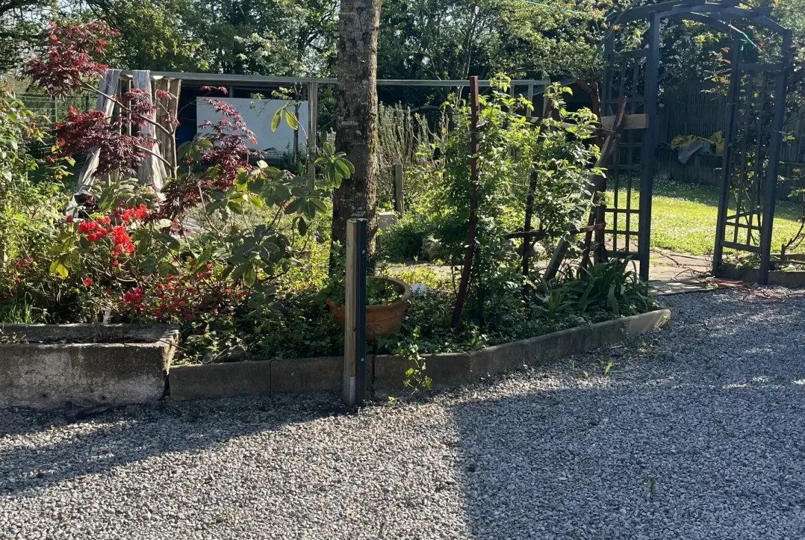 Maison atypique avec maisonnette T2, piscine et grand espace extérieur à Bidache 