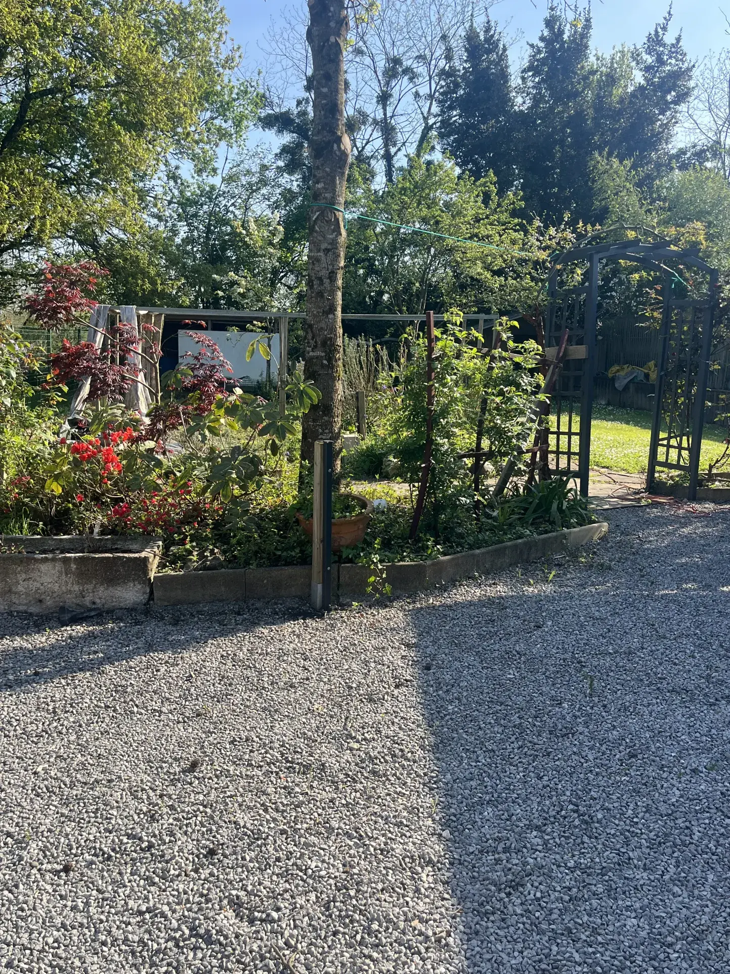 Maison atypique avec maisonnette T2, piscine et grand espace extérieur à Bidache 