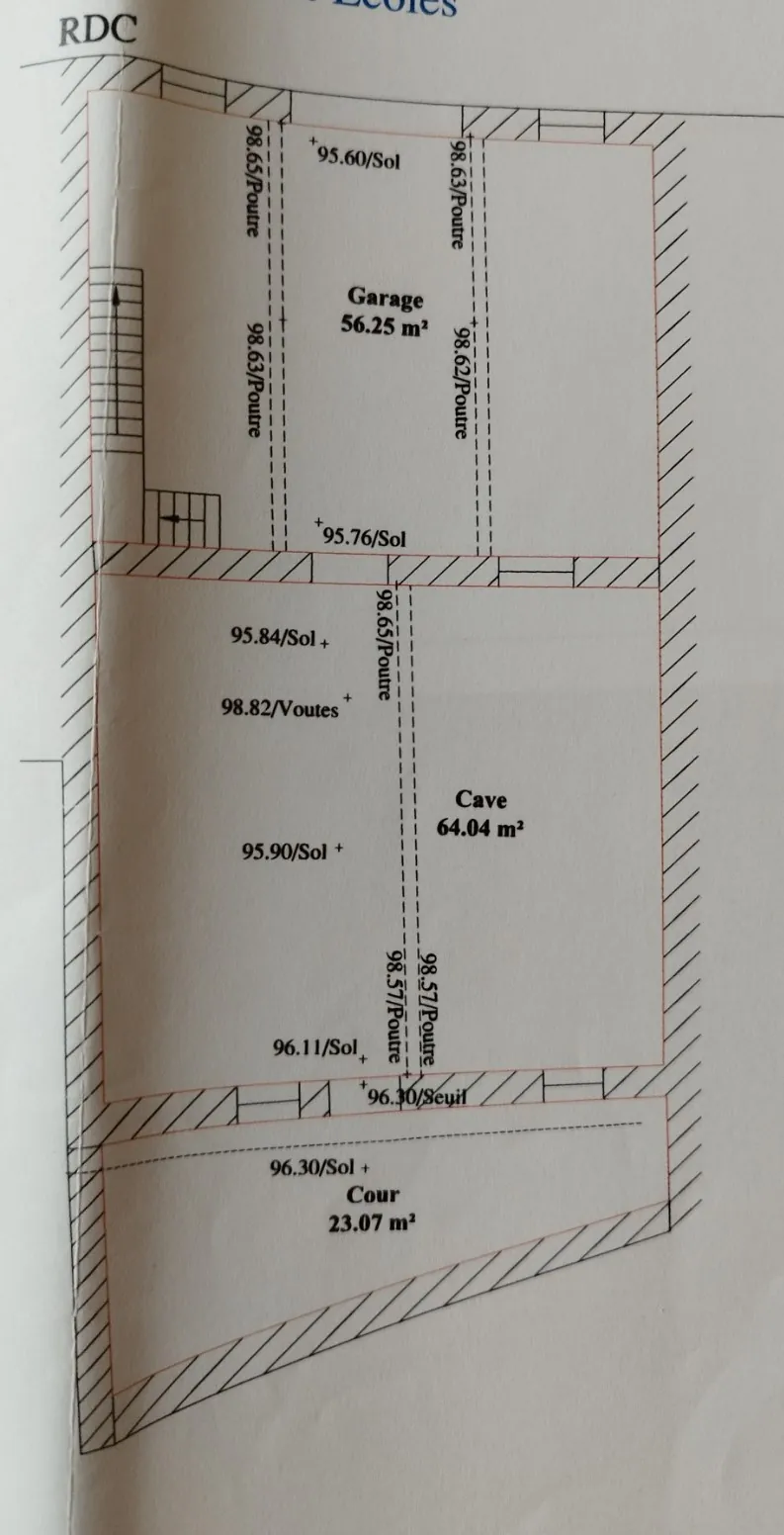 Maison de village à aménager de 245 m² à Jullié, charmant village viticole du Rhône 