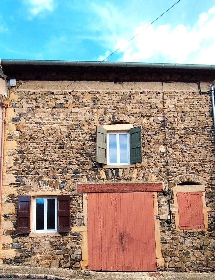 Maison de village à aménager de 245 m² à Jullié, charmant village viticole du Rhône 