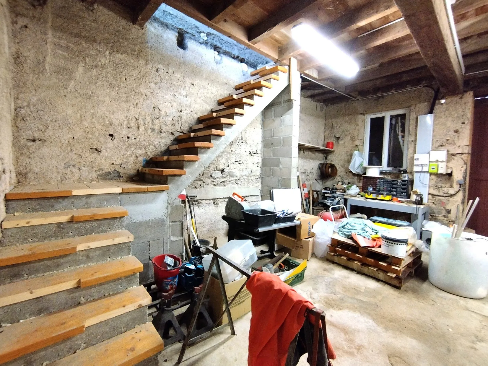Maison de village à aménager de 245 m² à Jullié, charmant village viticole du Rhône 