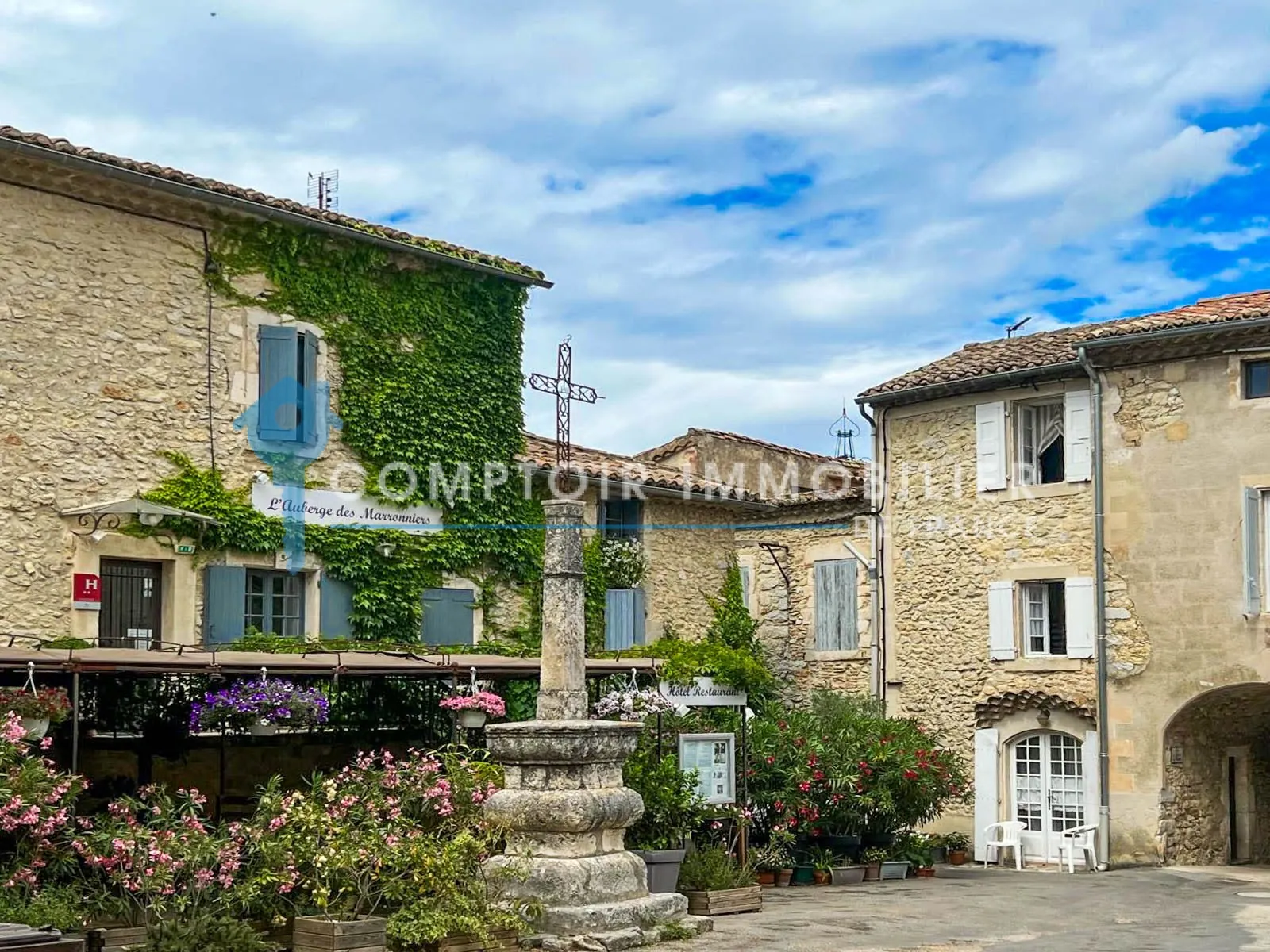 Maison de village avec vue panoramique à 15 km d’Uzès, charme historique et confort moderne 