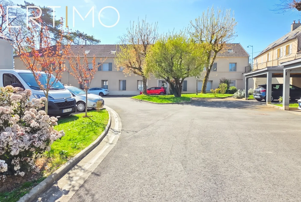 Maison atypique rénovée avec jardin et parking à Étampes, secteur recherché 