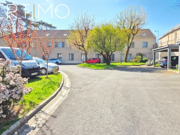 Maison atypique rénovée avec jardin et parking à Étampes, secteur recherché 