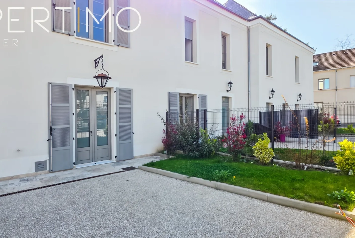 Maison atypique rénovée avec jardin et parking à Étampes, secteur recherché 