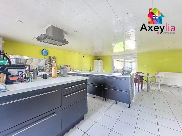 Maison familiale à vendre au Coteau avec piscine intérieure et grand terrain 