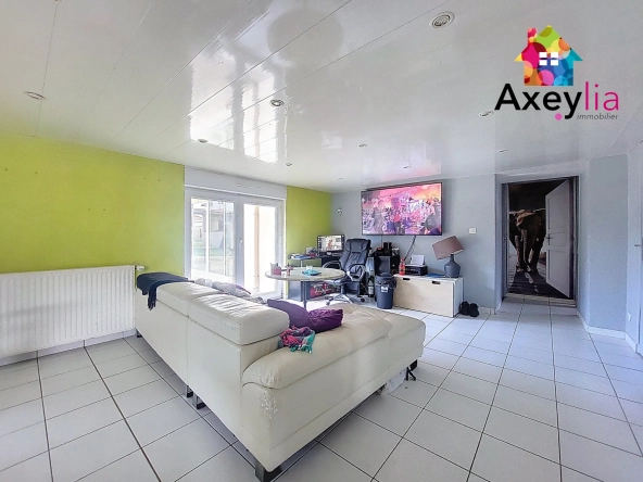 Maison familiale à vendre au Coteau avec piscine intérieure et grand terrain 