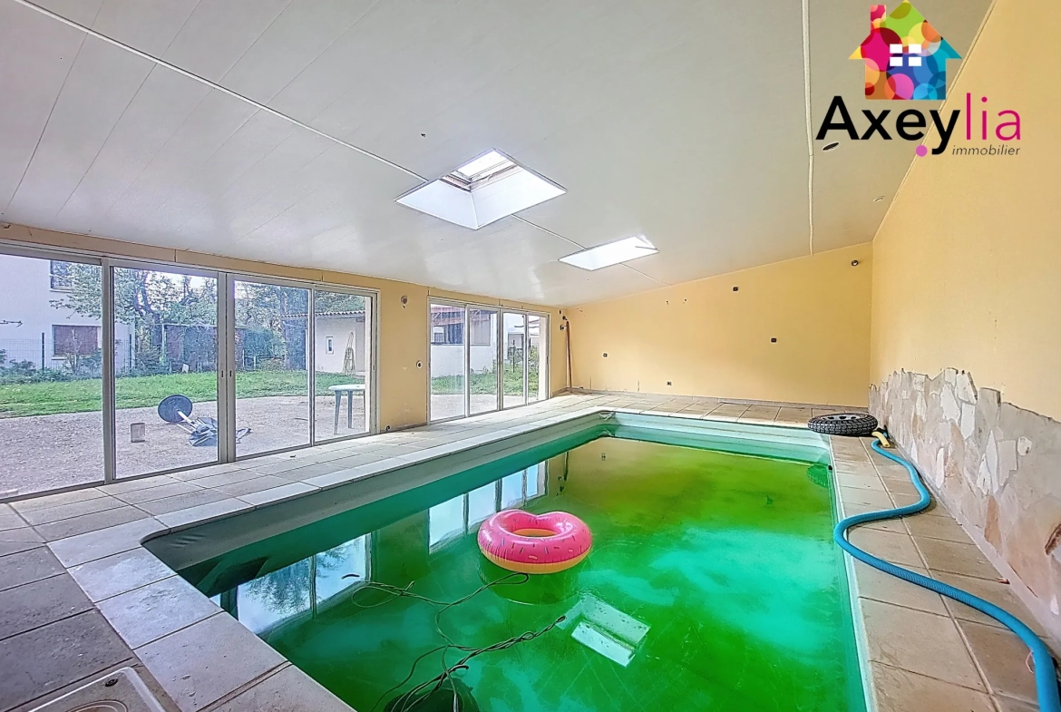 Maison familiale à vendre au Coteau avec piscine intérieure et grand terrain 
