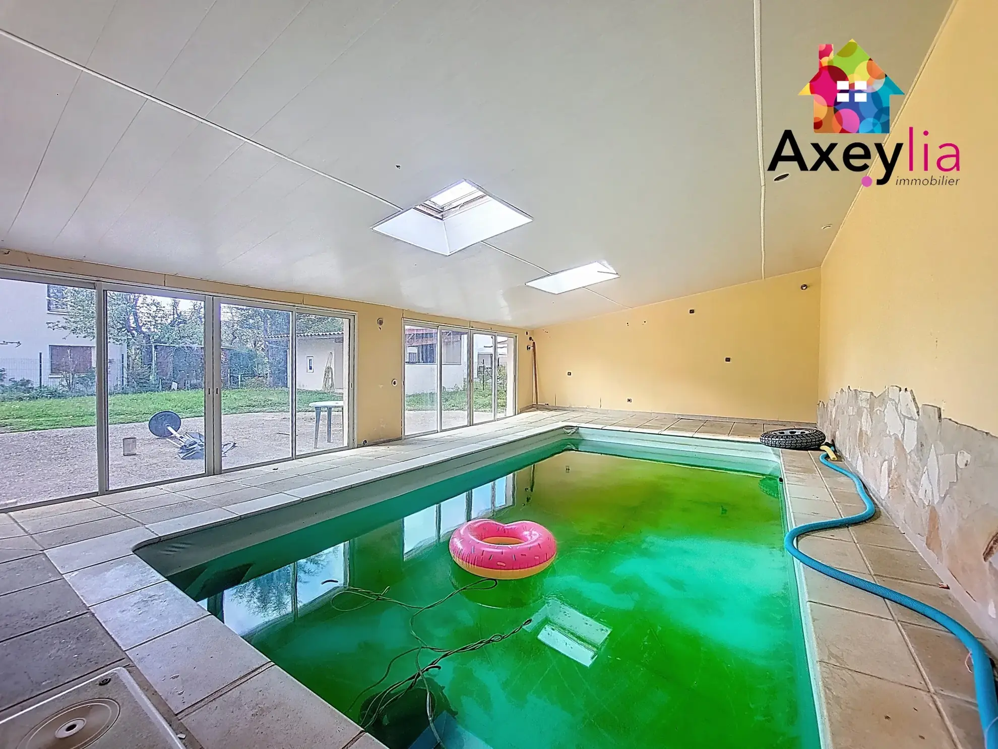 Maison familiale à vendre au Coteau avec piscine intérieure et grand terrain 