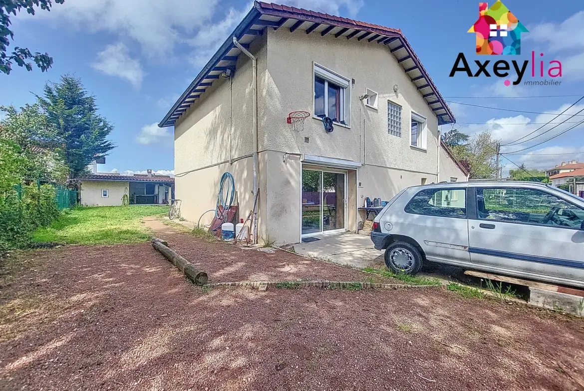 Maison familiale à vendre au Coteau avec piscine intérieure et grand terrain 