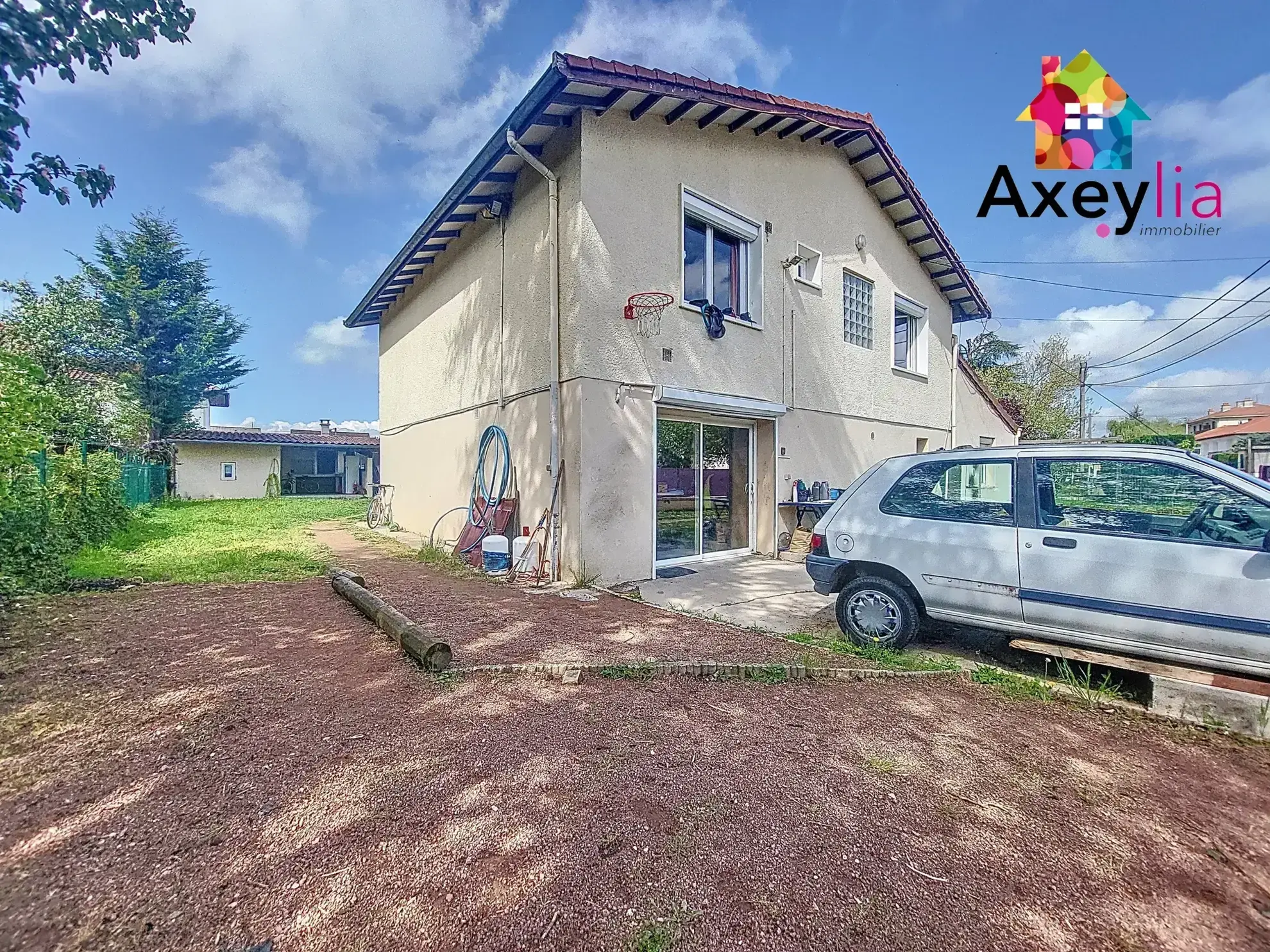Maison familiale à vendre au Coteau avec piscine intérieure et grand terrain 
