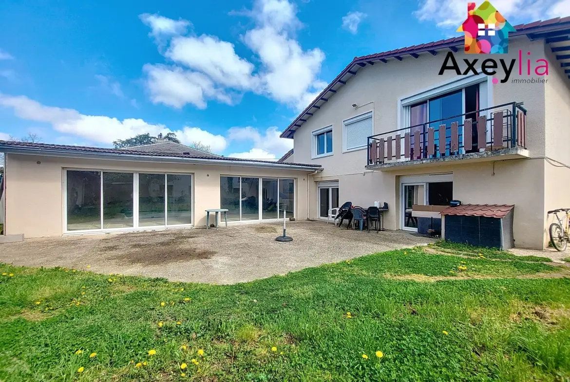 Maison familiale à vendre au Coteau avec piscine intérieure et grand terrain 