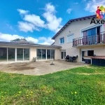 Maison familiale à vendre au Coteau avec piscine intérieure et grand terrain