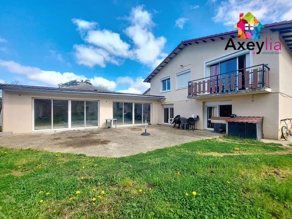 Maison familiale à vendre au Coteau avec piscine intérieure et grand terrain