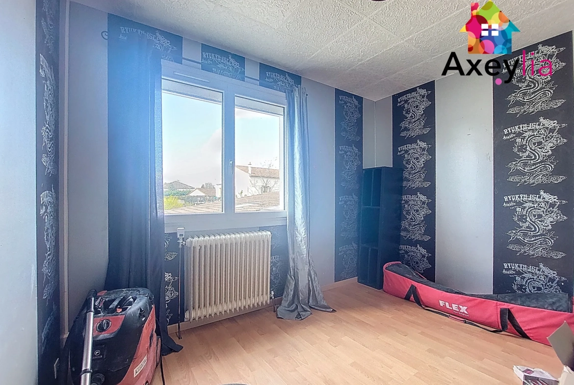 Maison familiale à vendre au Coteau avec piscine intérieure et grand terrain 
