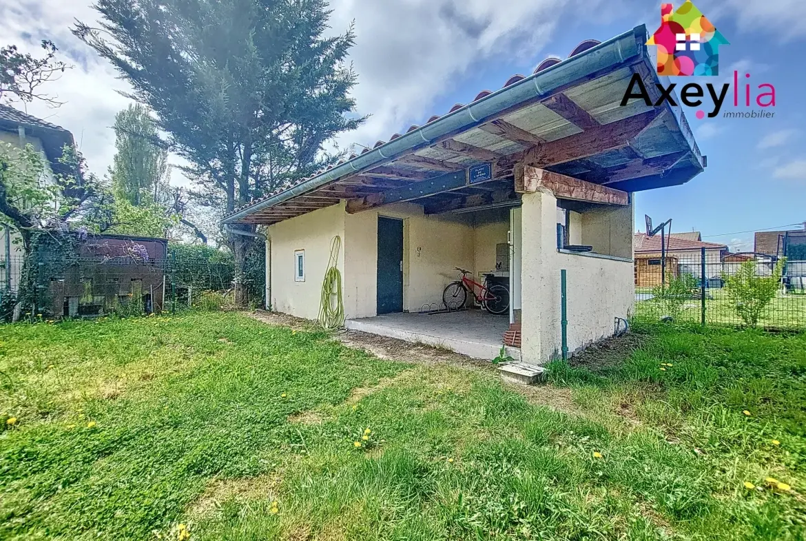 Maison familiale à vendre au Coteau avec piscine intérieure et grand terrain 