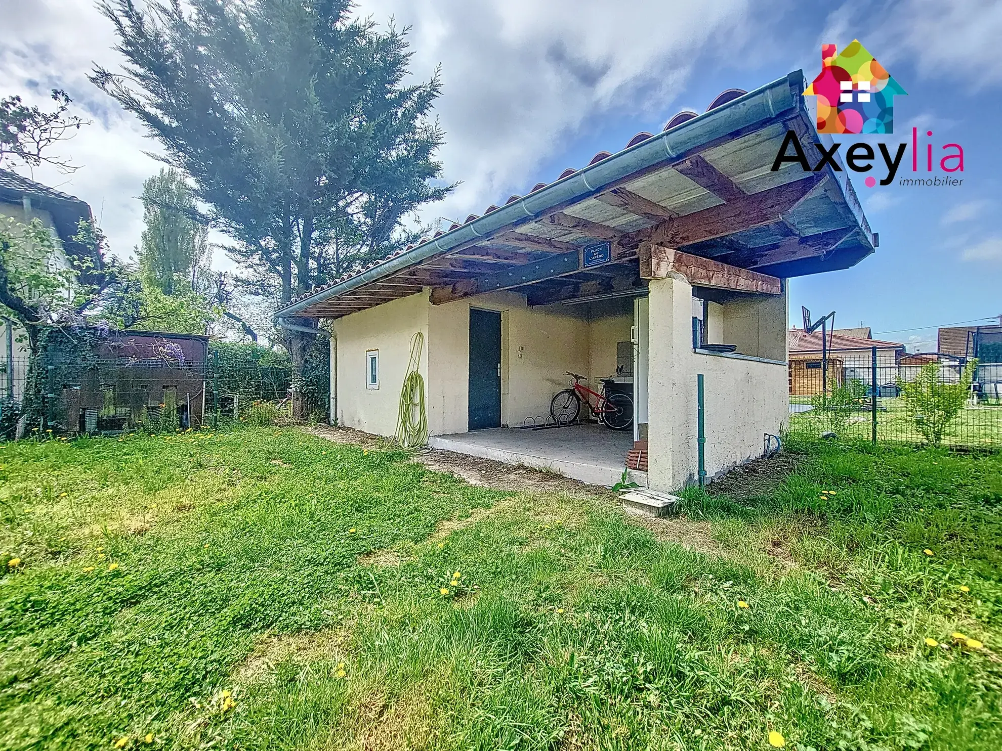 Maison familiale à vendre au Coteau avec piscine intérieure et grand terrain 