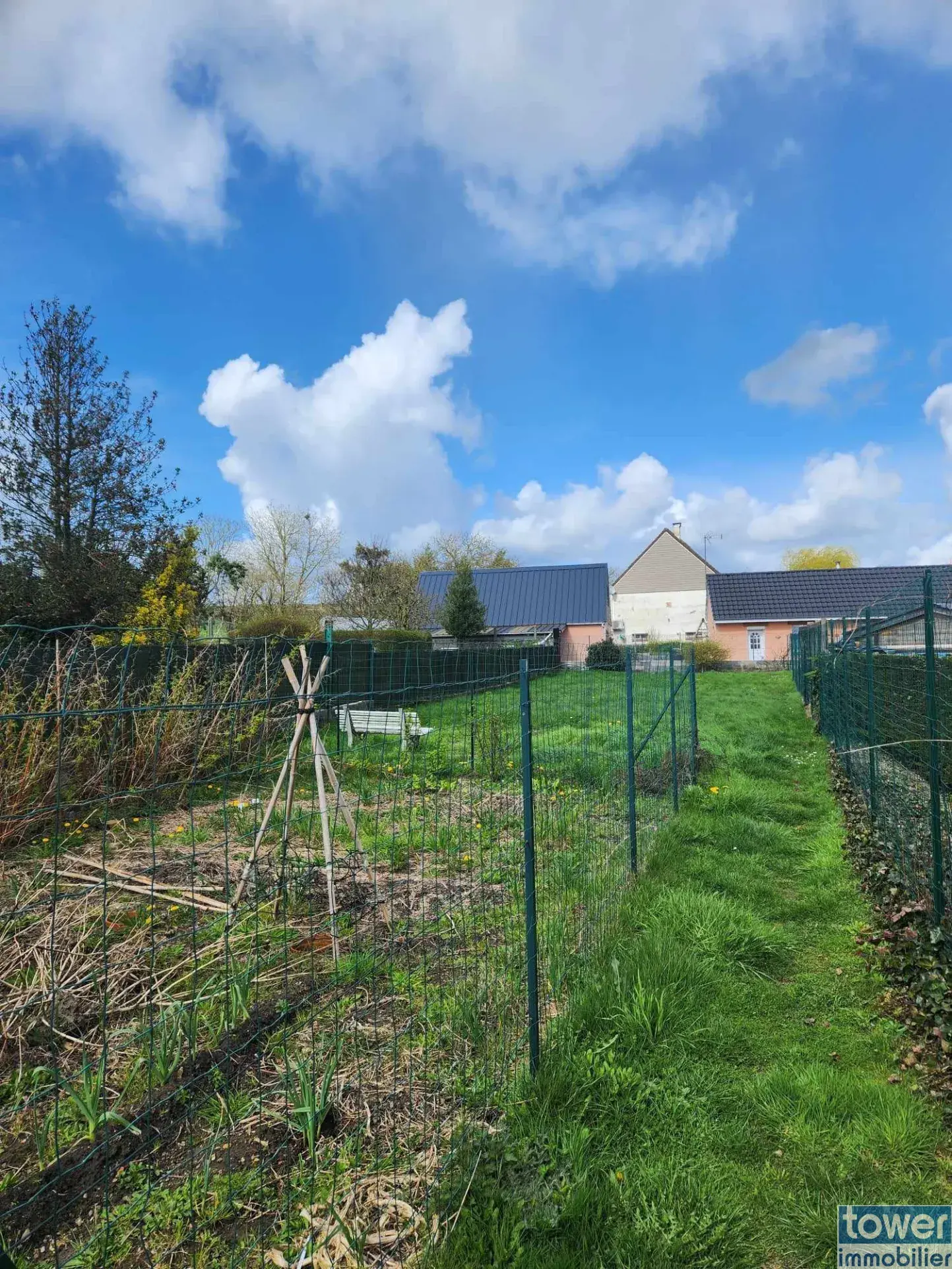 Maison à vendre à Pernes avec jardin, garage et potentiel de rénovation 