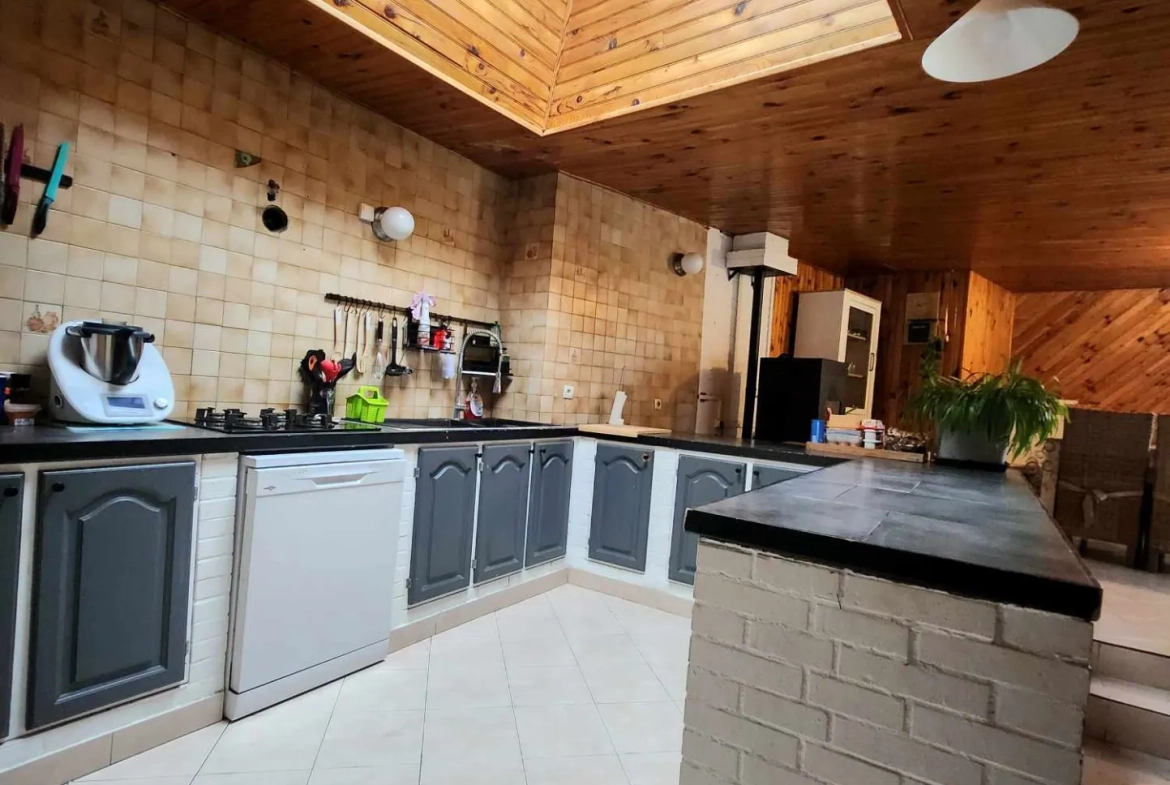 Maison à vendre à Pernes avec jardin, garage et potentiel de rénovation 