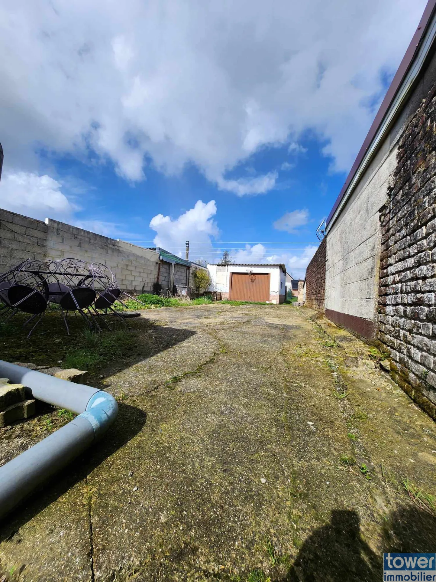 Maison à vendre à Pernes avec jardin, garage et potentiel de rénovation 