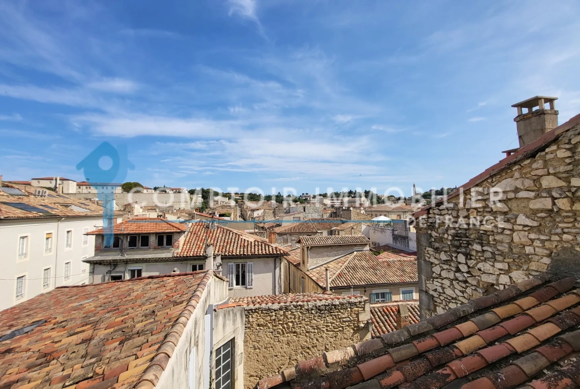 Appartement T3 de 79m² à Nîmes avec balcon et vue sur les toits - Idéalement situé 