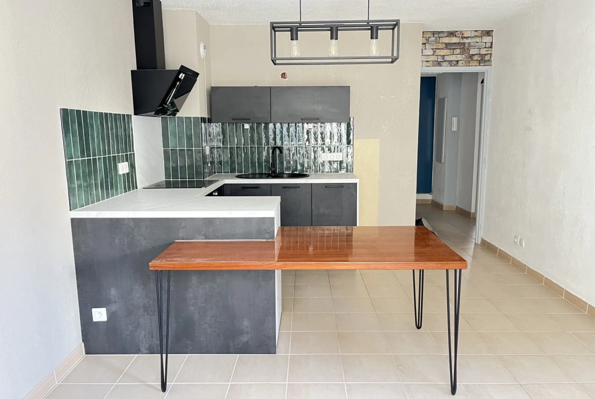 Appartement T3 rénové avec terrasse et parking à Saint-André-de-Sangonis 