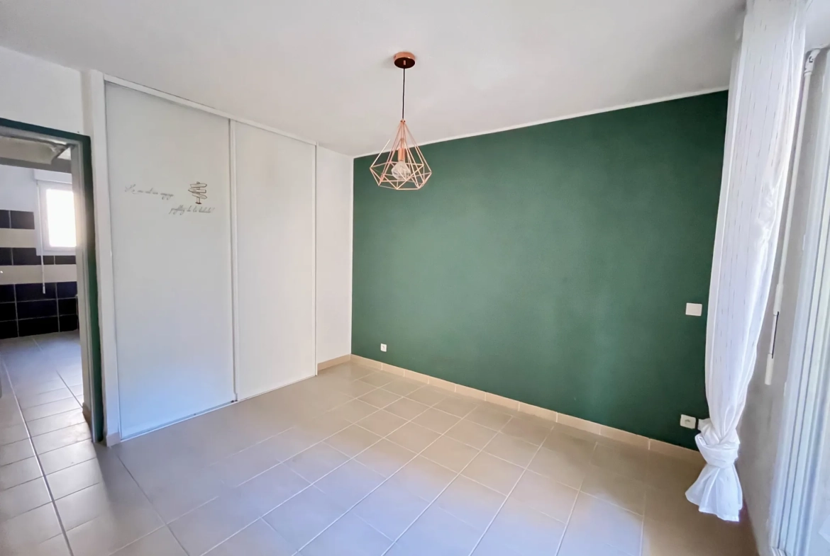 Appartement T3 rénové avec terrasse et parking à Saint-André-de-Sangonis 