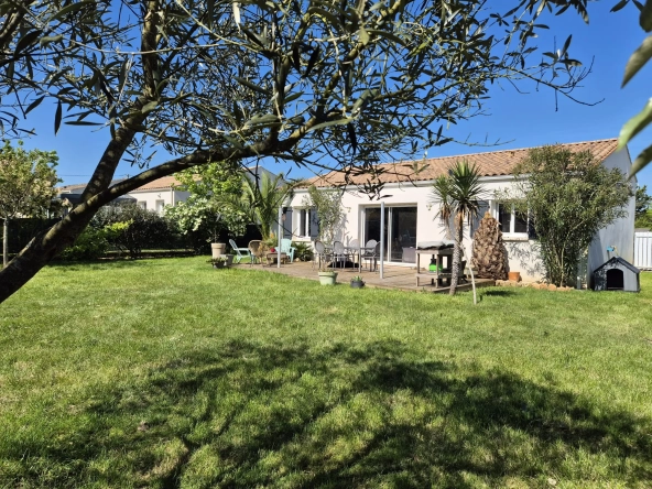 Charmante maison de plain-pied avec 3 chambres et bureau à Pont-l’Abbé-d’Arnoult