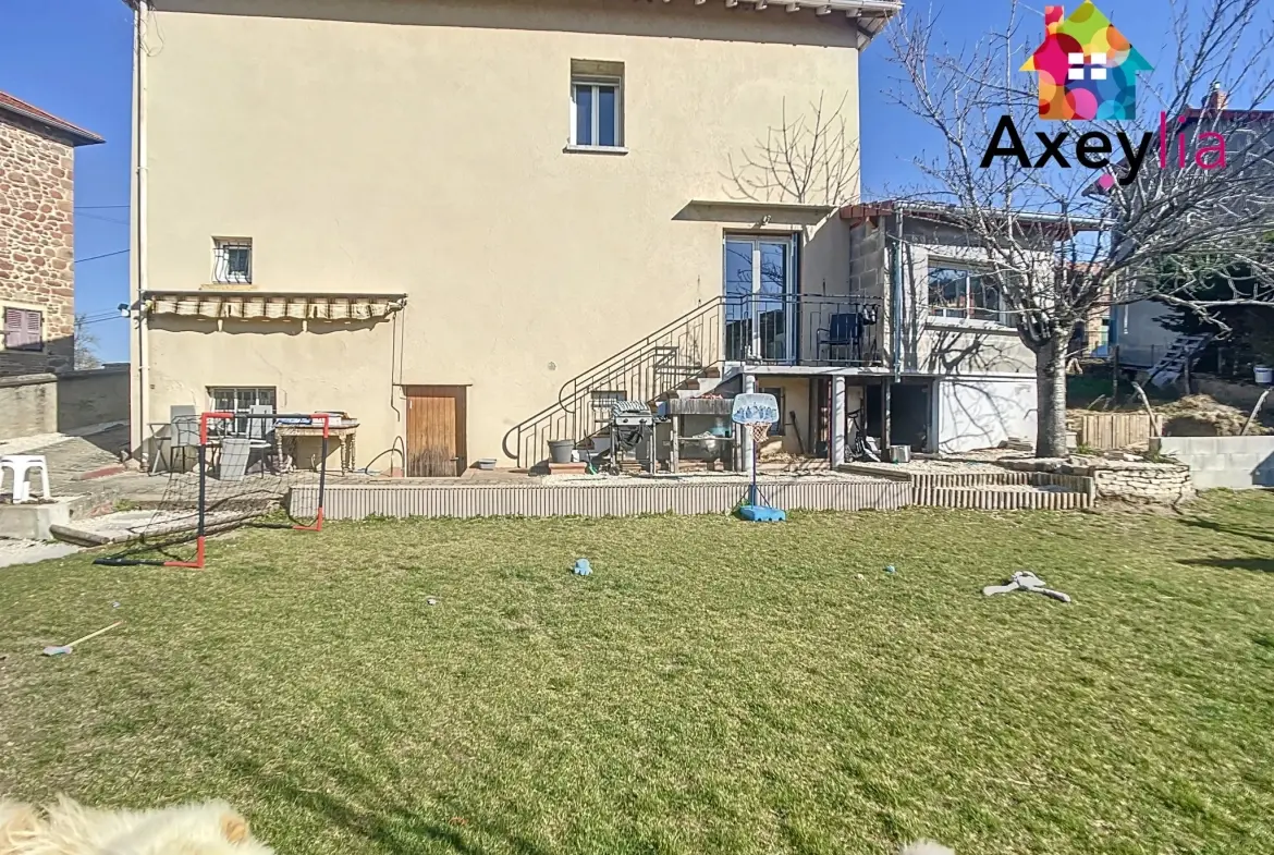 Maison rénovée avec terrain et dépendances à Cuinzier proche Charlieu 