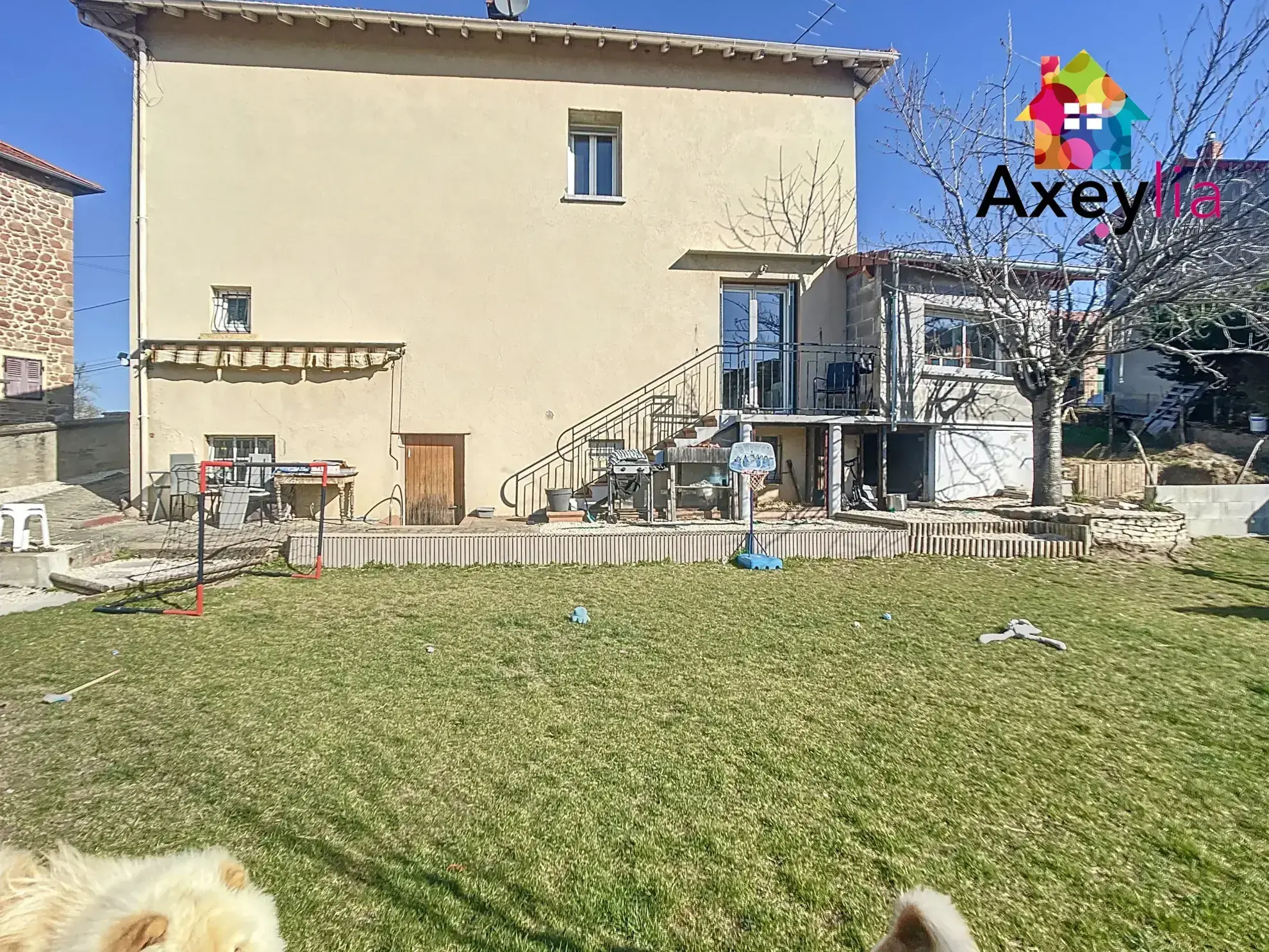 Maison rénovée avec terrain et dépendances à Cuinzier proche Charlieu 