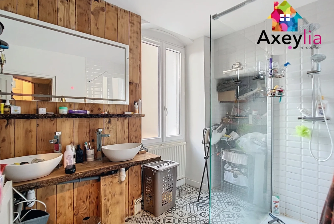 Maison rénovée avec garage et cour à Lapalisse, 3 chambres 