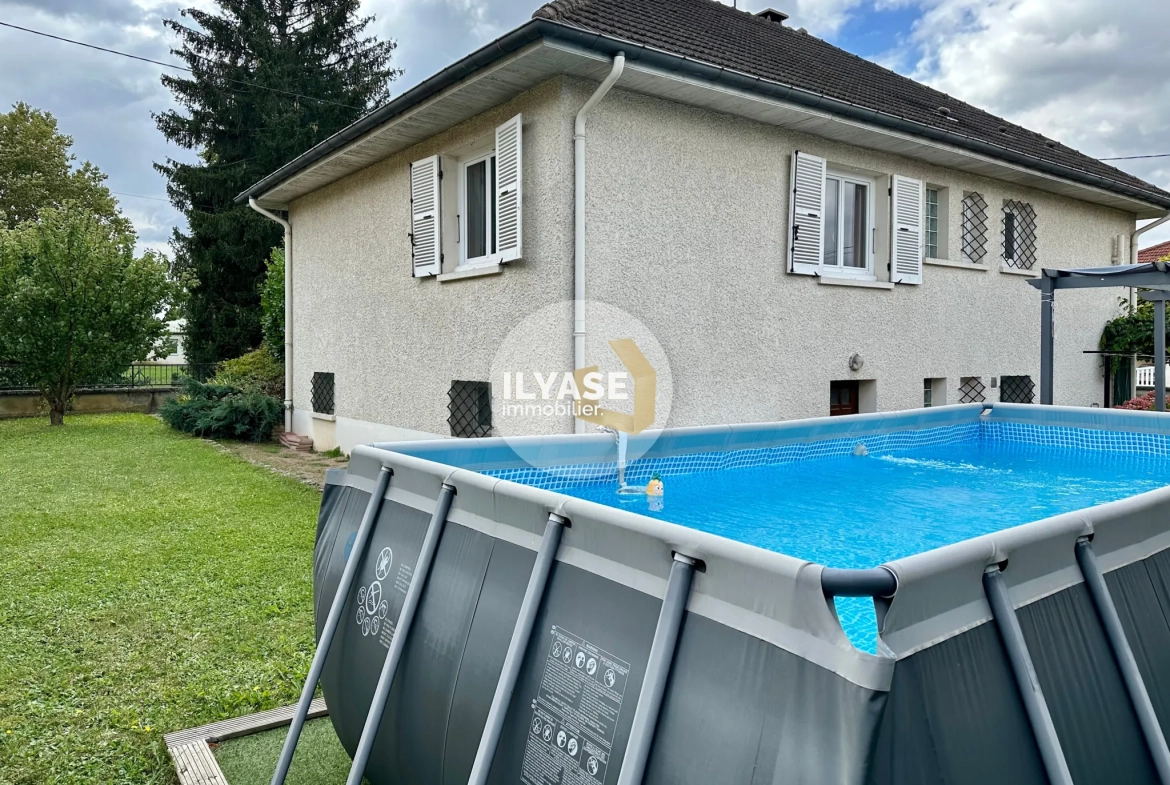 Maison 121 m² avec piscine et 4 chambres à Saint-Rémy - Cadre calme et pratique 