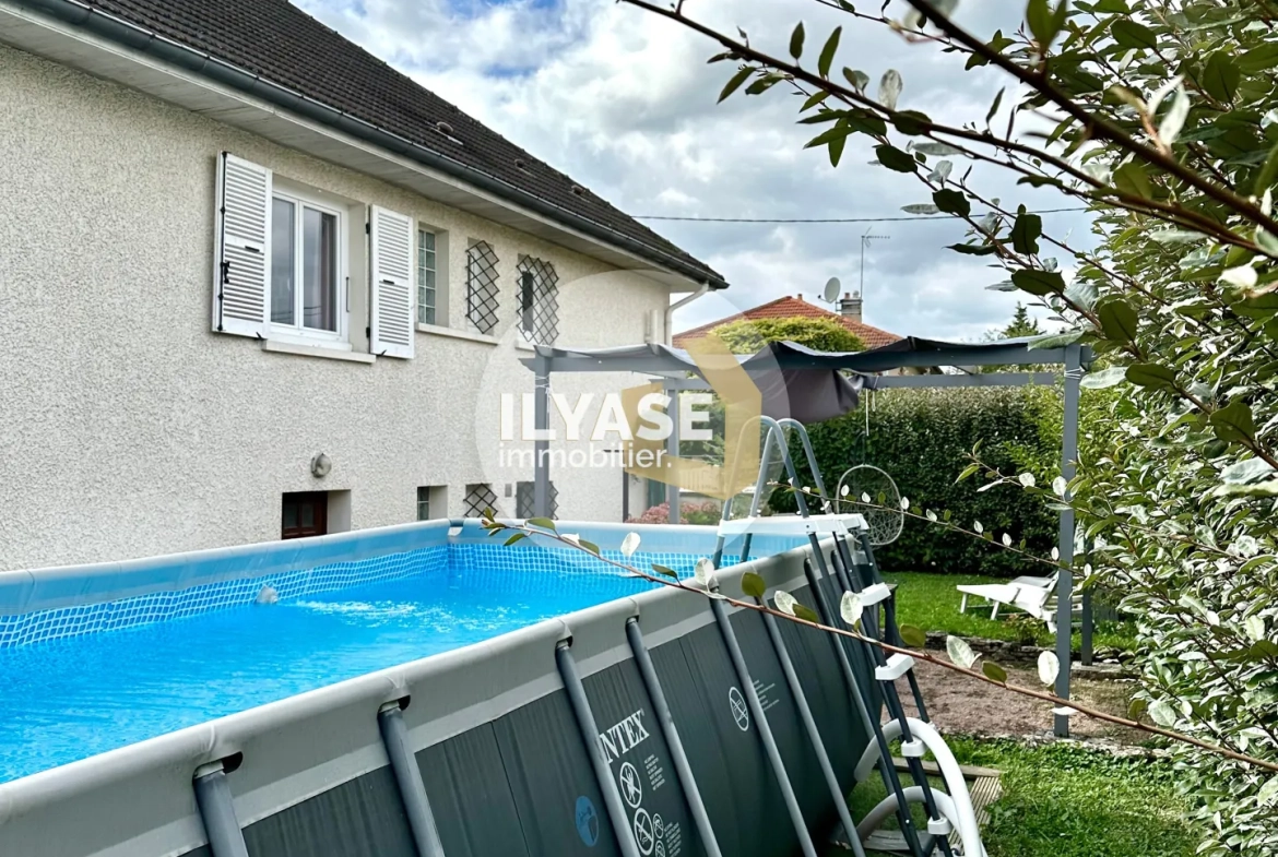 Maison 121 m² avec piscine et 4 chambres à Saint-Rémy - Cadre calme et pratique 