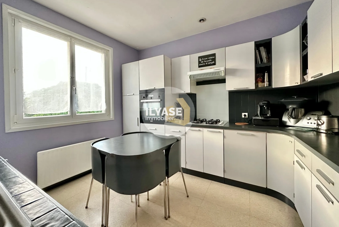 Maison 121 m² avec piscine et 4 chambres à Saint-Rémy - Cadre calme et pratique 