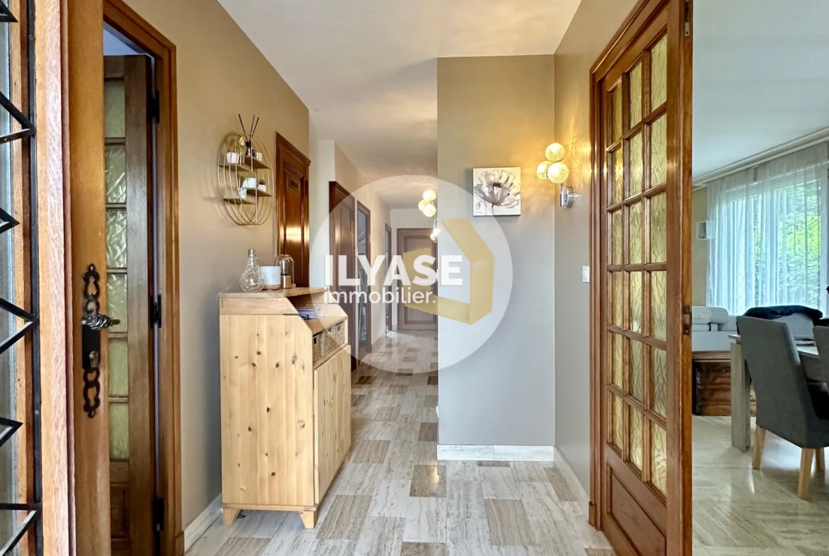 Maison 121 m² avec piscine et 4 chambres à Saint-Rémy - Cadre calme et pratique 