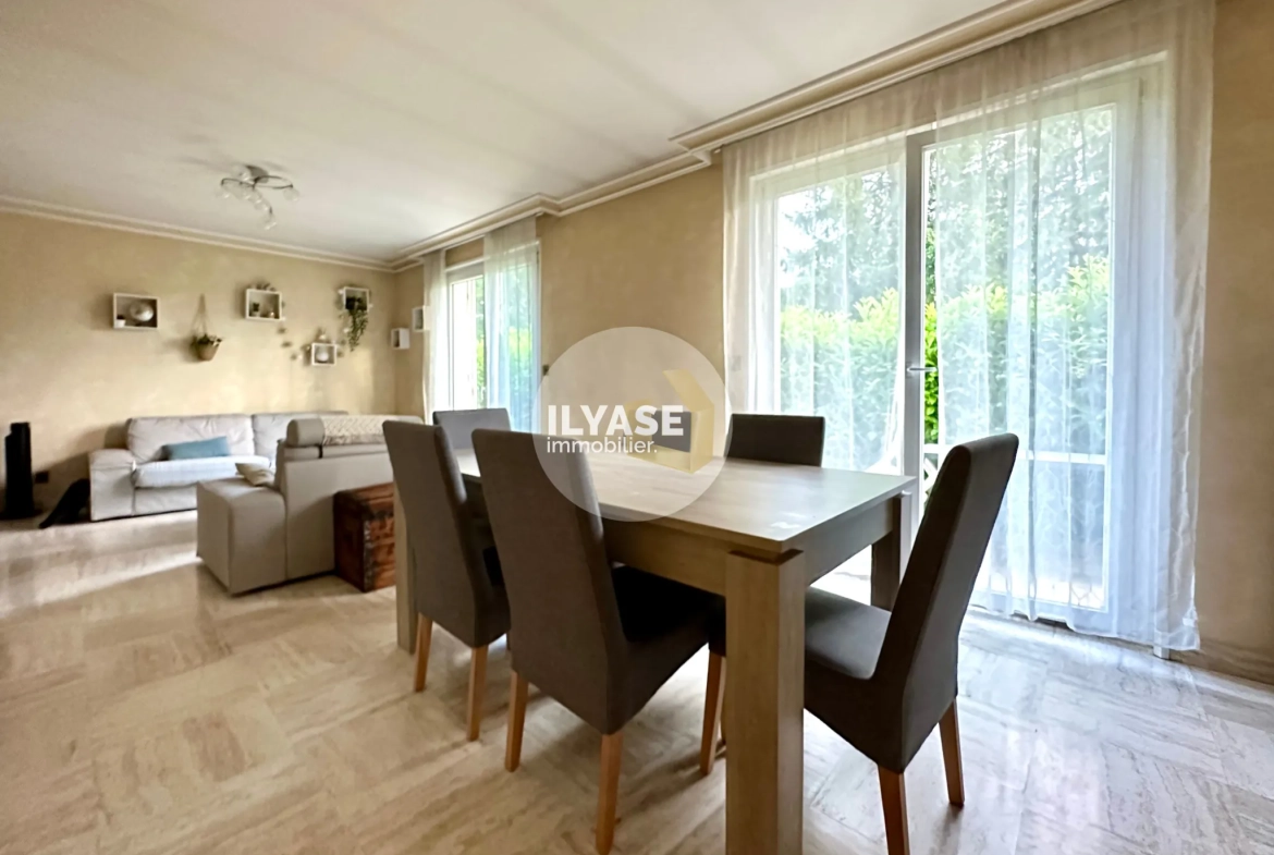 Maison 121 m² avec piscine et 4 chambres à Saint-Rémy - Cadre calme et pratique 