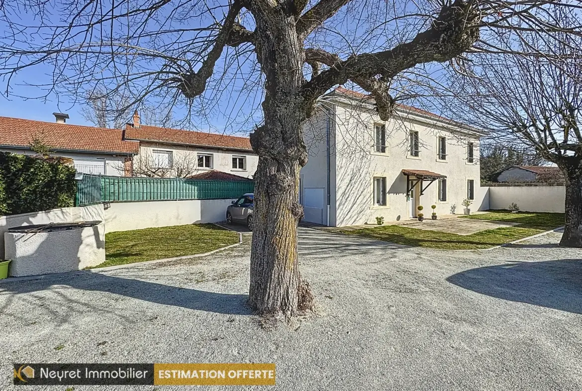 Maison rénovée de 120m² à Montverdun avec jardin clos et garage 
