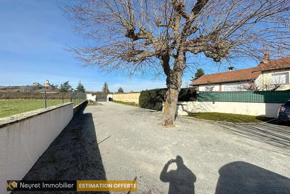 Maison rénovée de 120m² à Montverdun avec jardin clos et garage 